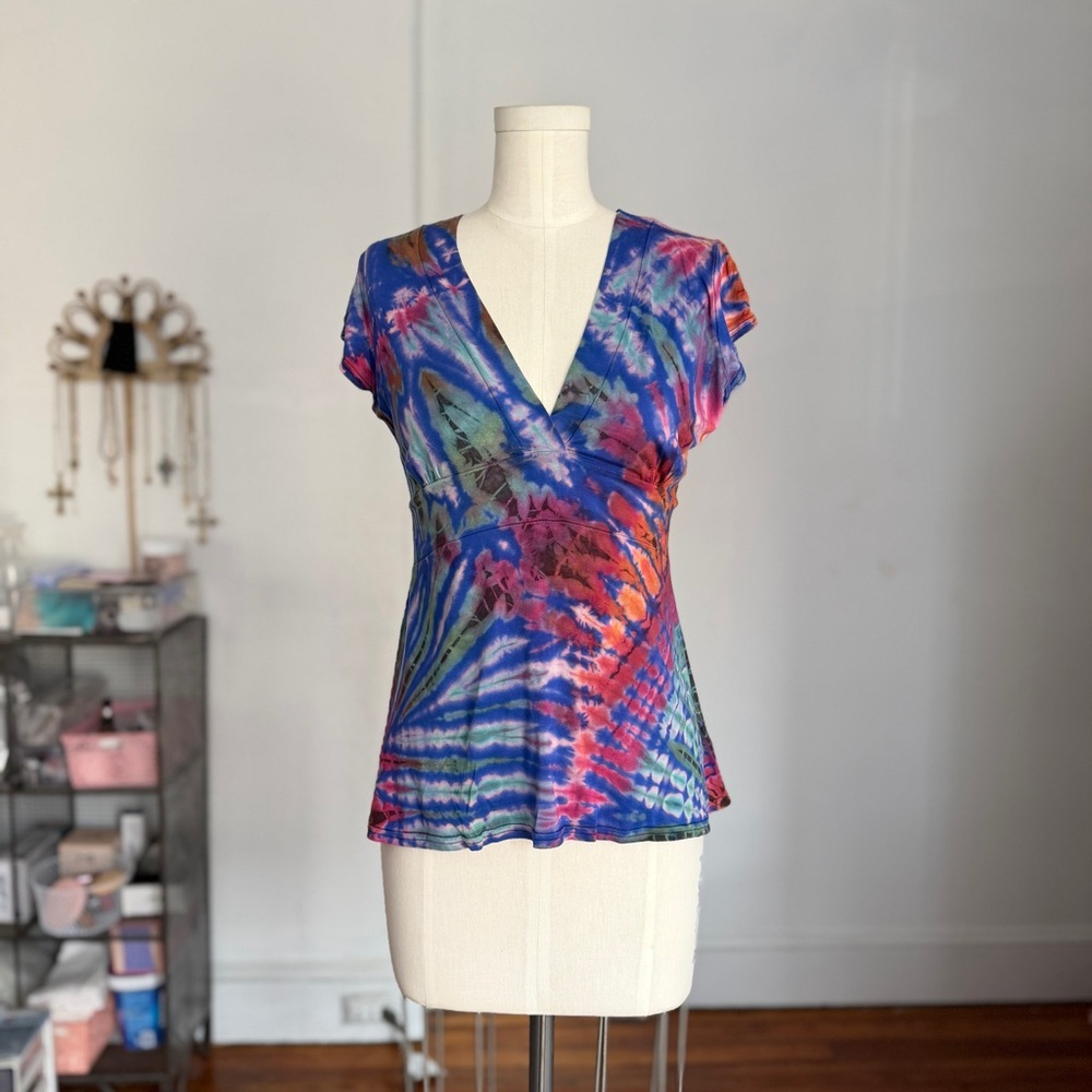 Vibrant Tie-Dye V-Neck Women’s Top